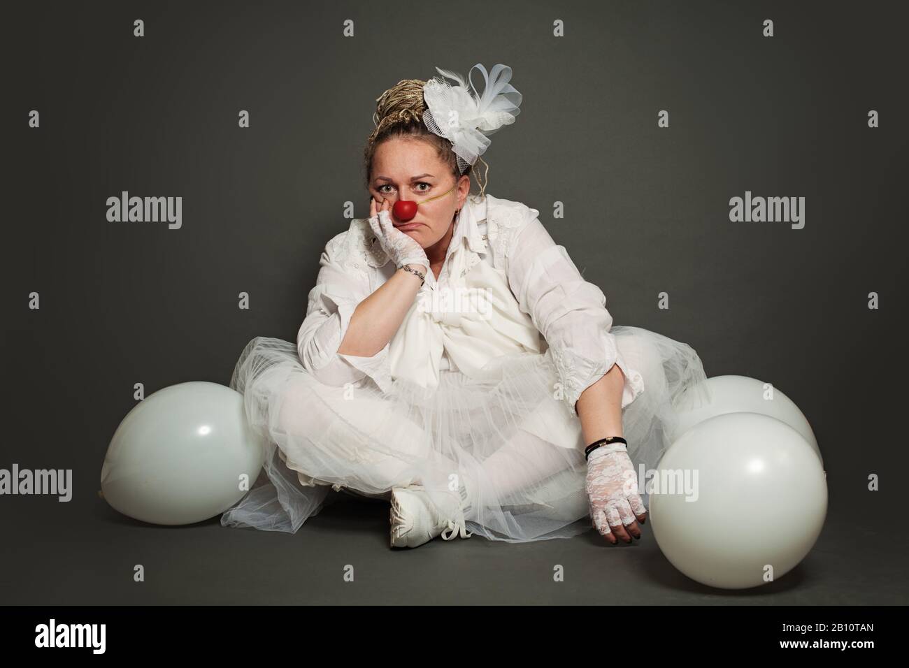 Performance-Schauspielerin Woman Clown Thinking Stockfoto