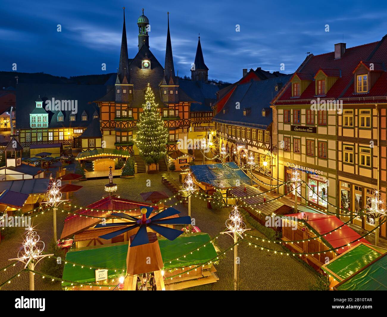 Rathaus am Marktplatz mit Weihnachtsmarkt in Wernigerode, Harz, Sachsen-Anhalt, Deutschland Stockfoto