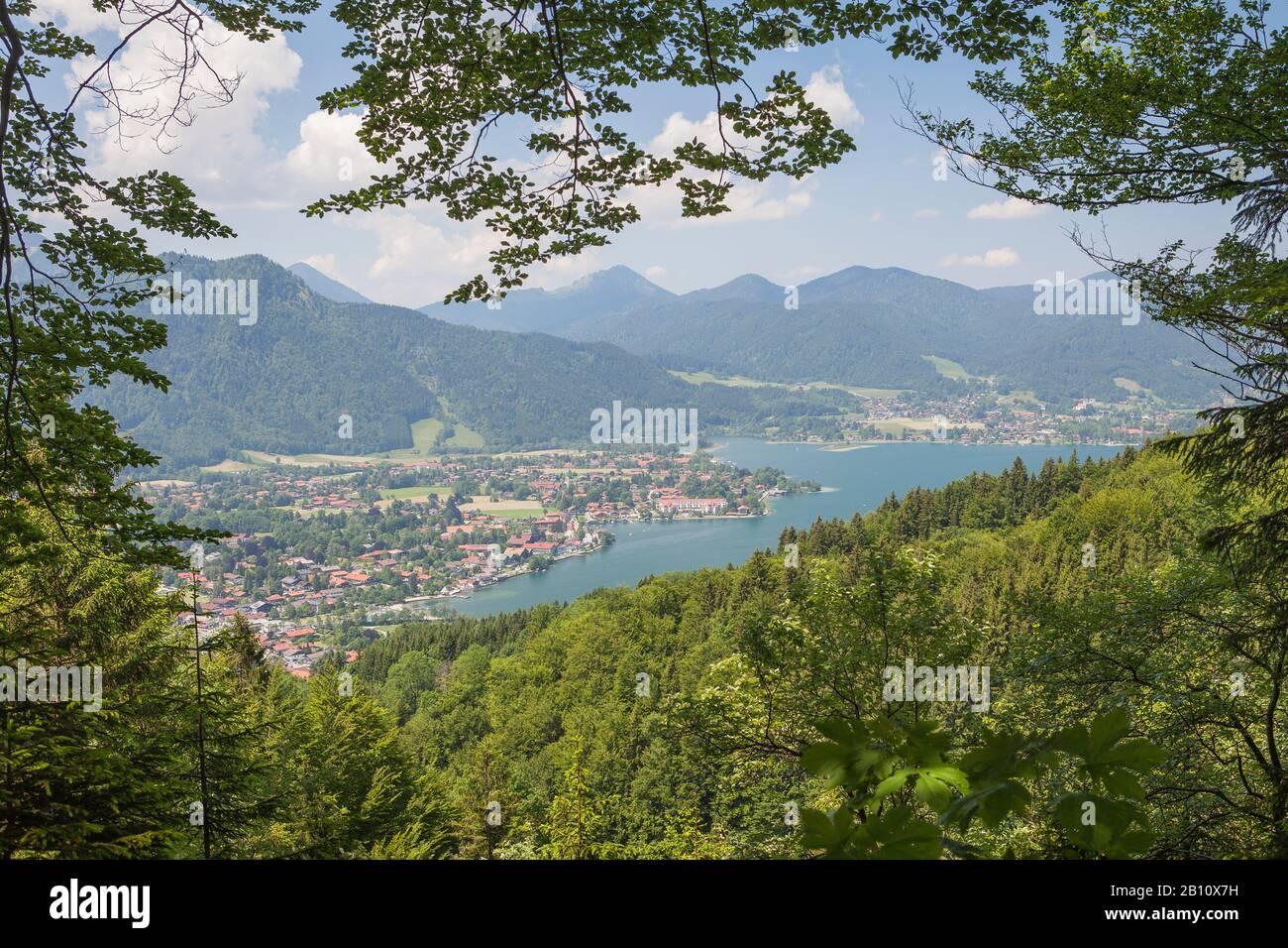 Blick auf den Tegernsee und das Dorf Rottach Egern, Bayern, Deutschland, Europa Stockfoto