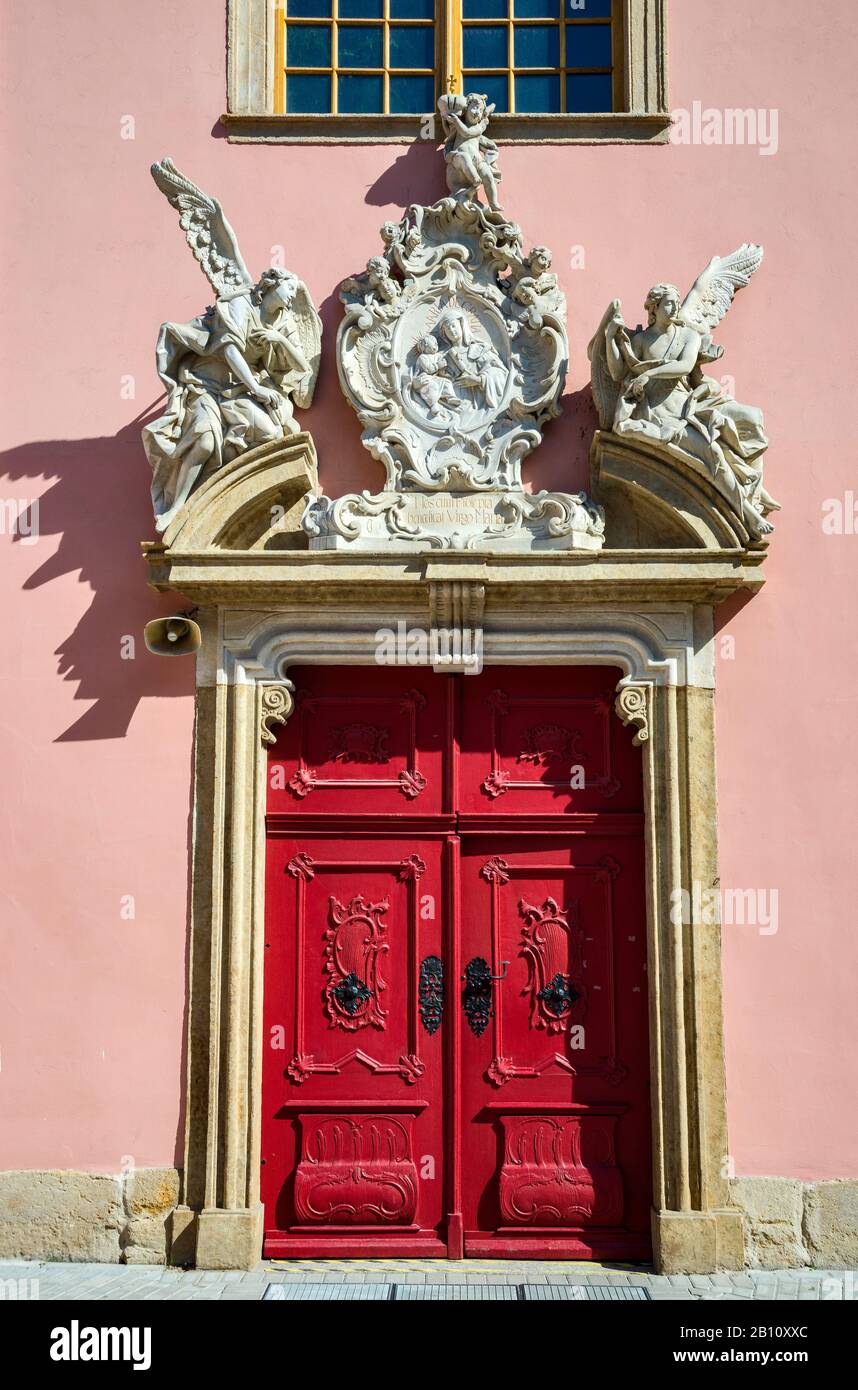 Holzschnitzereien am Portal der Kirche des heiligen Johannes des Täufers in Cieplice Zdroj, Kurort Jelenia Gora, Niedermösien, Polen Stockfoto