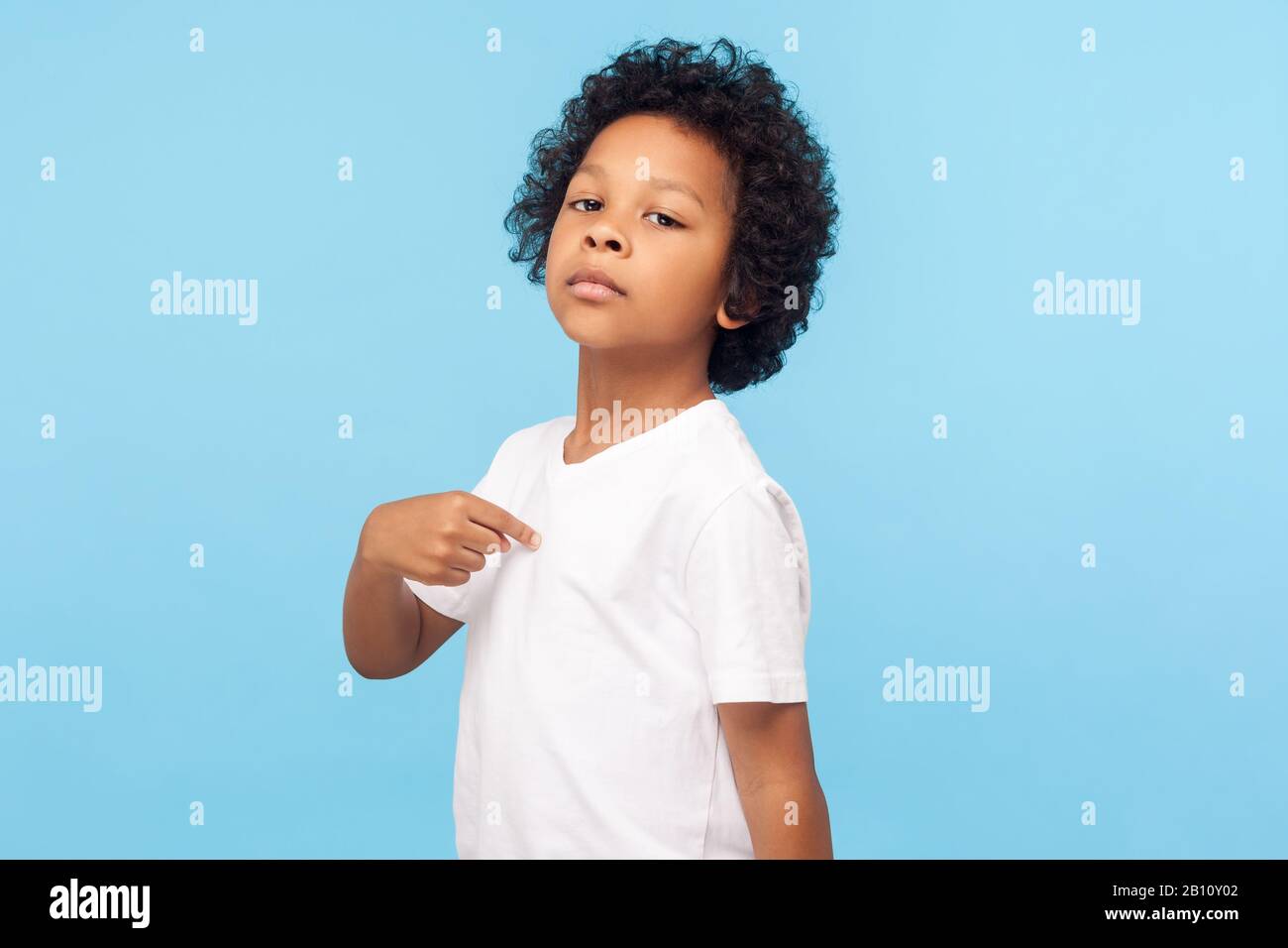 Das bin ich. Portrait des geschweiften Jungen der Vorschule in T-Shirt, stolz und arrogant auf sich gerichtet mit ernsthaftem überziösem Ausdruck, egoistischer Chi Stockfoto