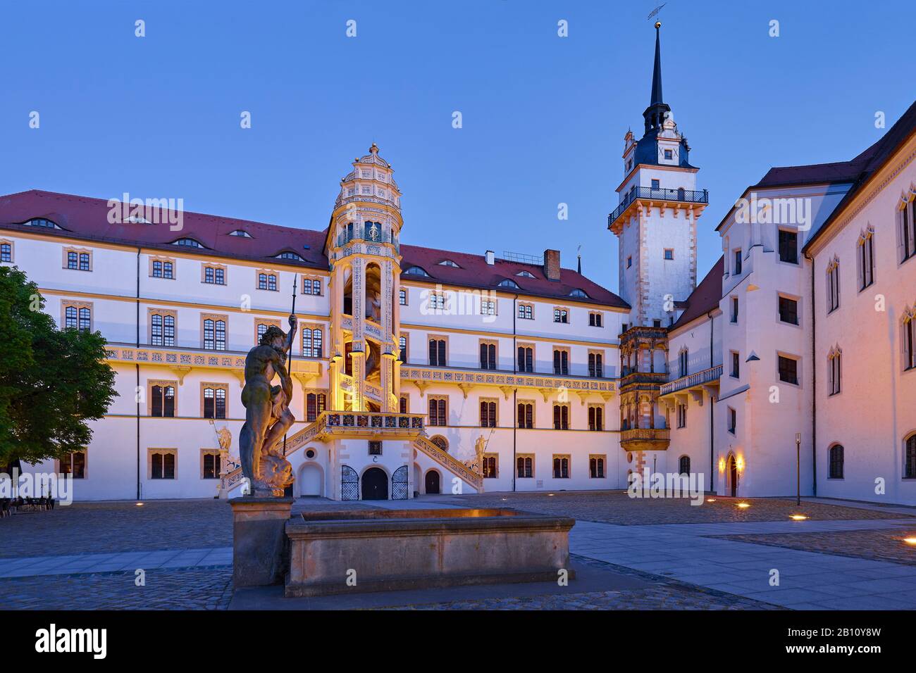 Hof von Schloss Hartenfels mit Johann Friedrich-Bau, großen Wendelstein und Hausmannsturm, Torgau, Sachsen, Deutschland Stockfoto