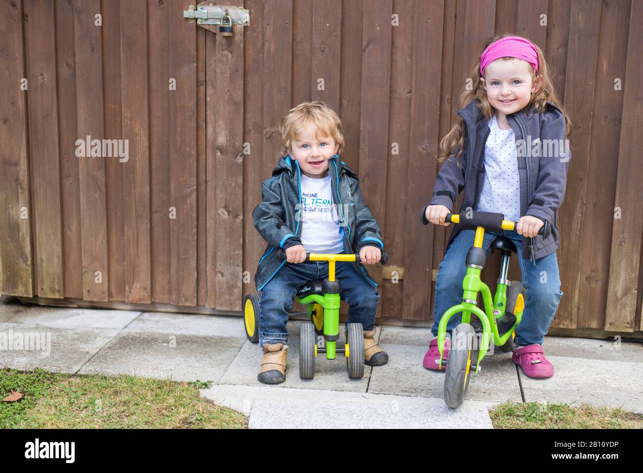 Kinder mit Balance bikes Stockfoto