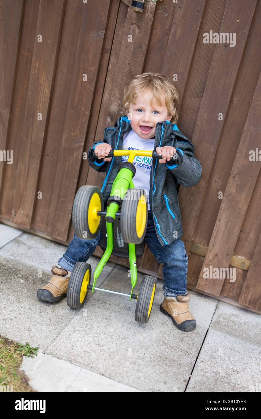 Kleiner Junge mit Laufrad Stockfoto