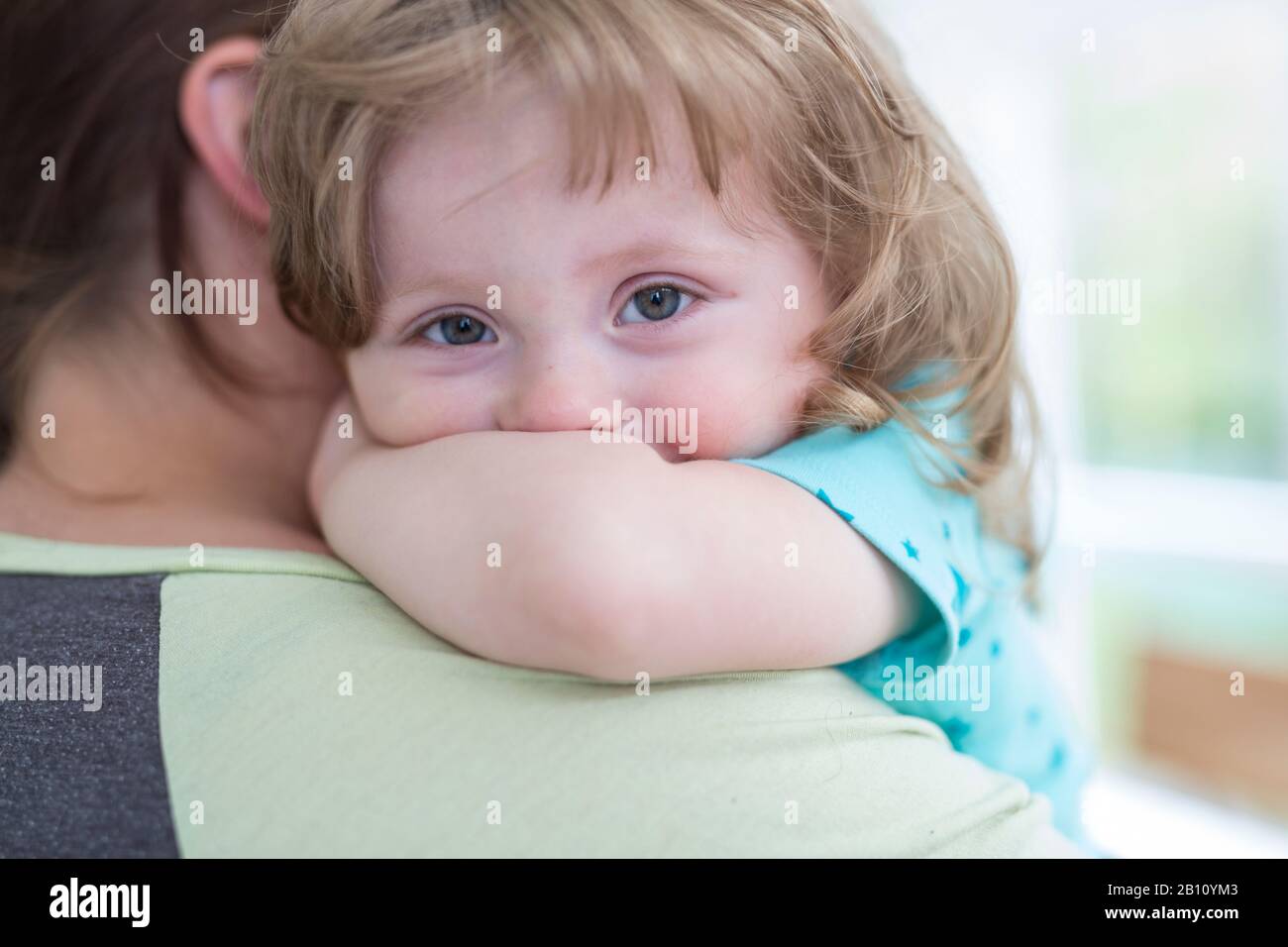 Kleines Mädchen am Arm der Mutter Stockfoto