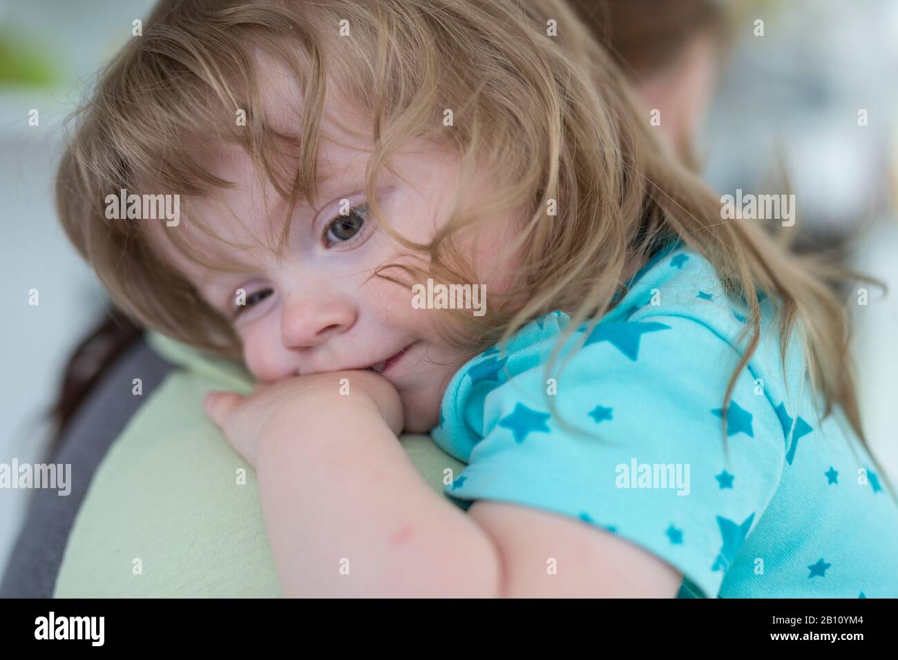 Kleines Mädchen am Arm der Mutter Stockfoto