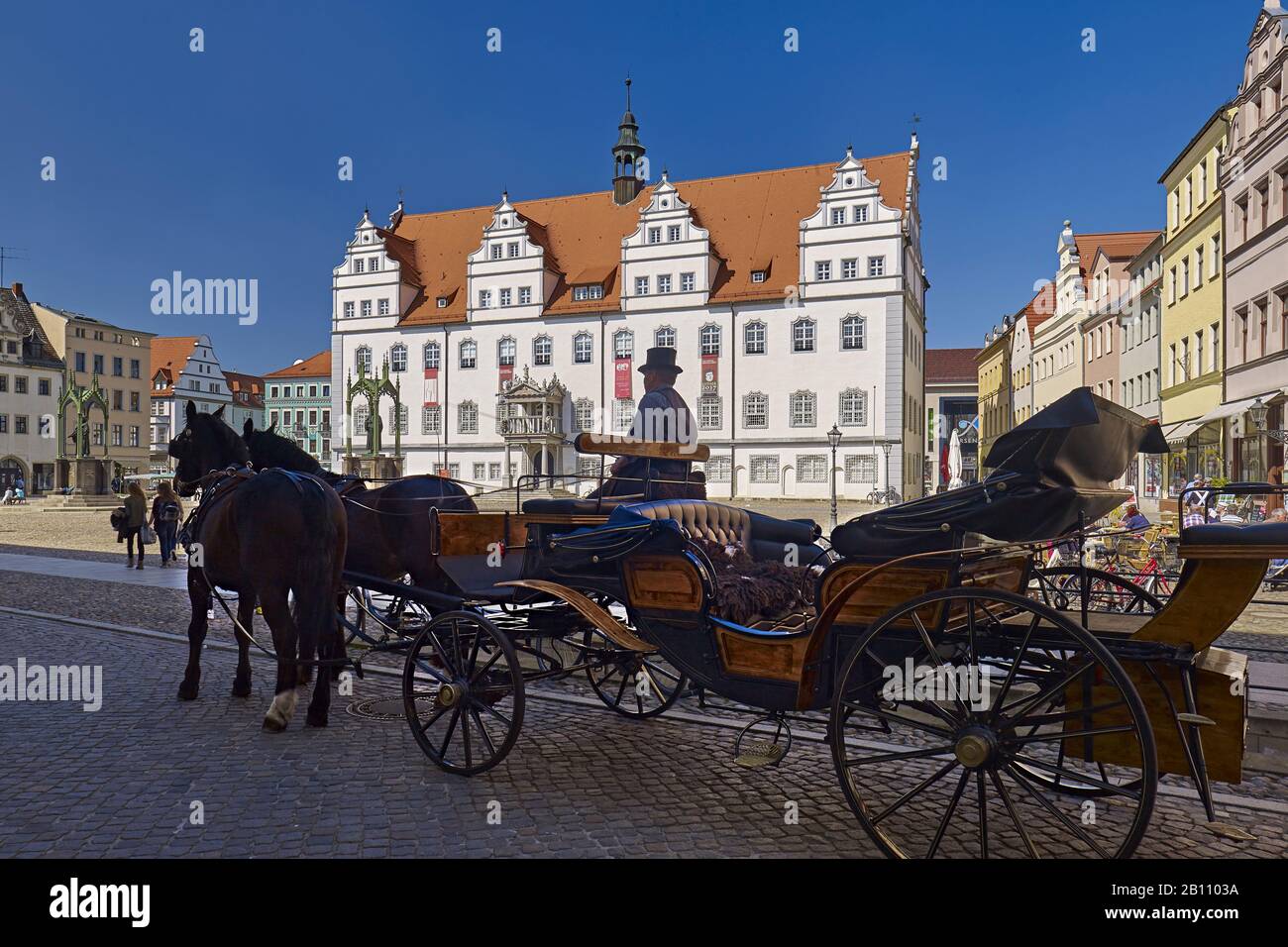 Markt mit Rathaus und Kutsche in Wittenberg, Sachsen-Anhalt, Deutschland Stockfoto