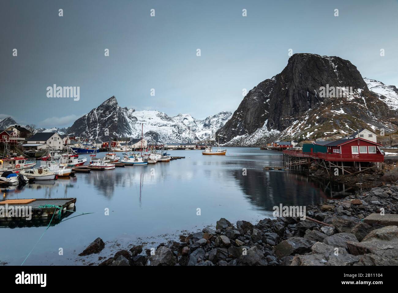 Hafenbecken in Hamnoy, Lofoten, Norwegen Stockfoto