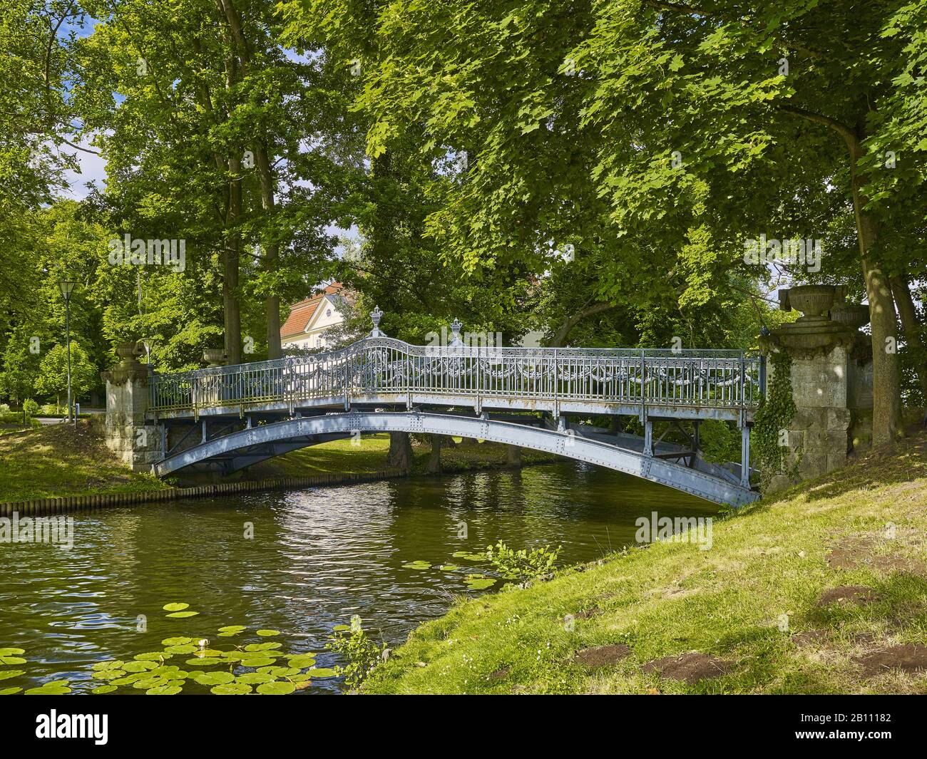 Brücke von der Schlossinsel Mirow zur Liebesinsel im Mirower See, Mirow, Mecklenburg-Vorpommern, Deutschland Stockfoto