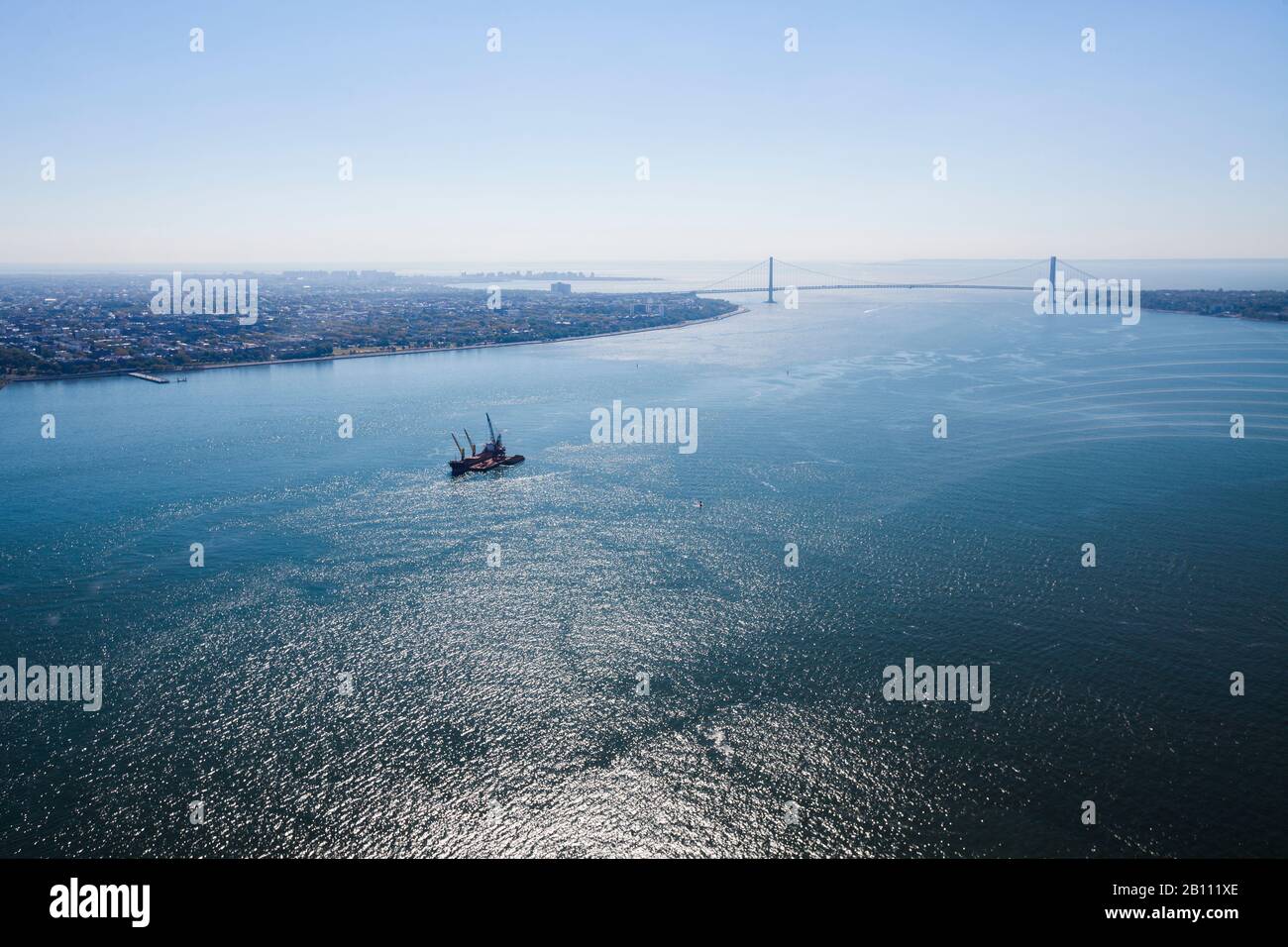 Blick auf Upper Bay und Verrazano-Narrows Bridge, New York, USA Stockfoto