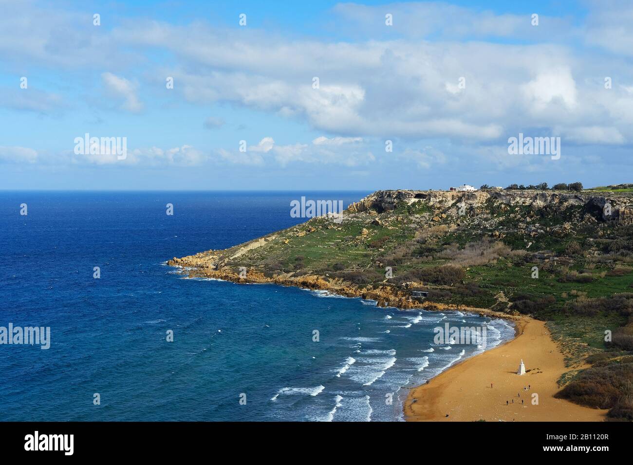 Luftbild am Strand in der Ramla Bay - Ir-Ramla l-Ħamra "Der rote Strand" in Gozo Stockfoto