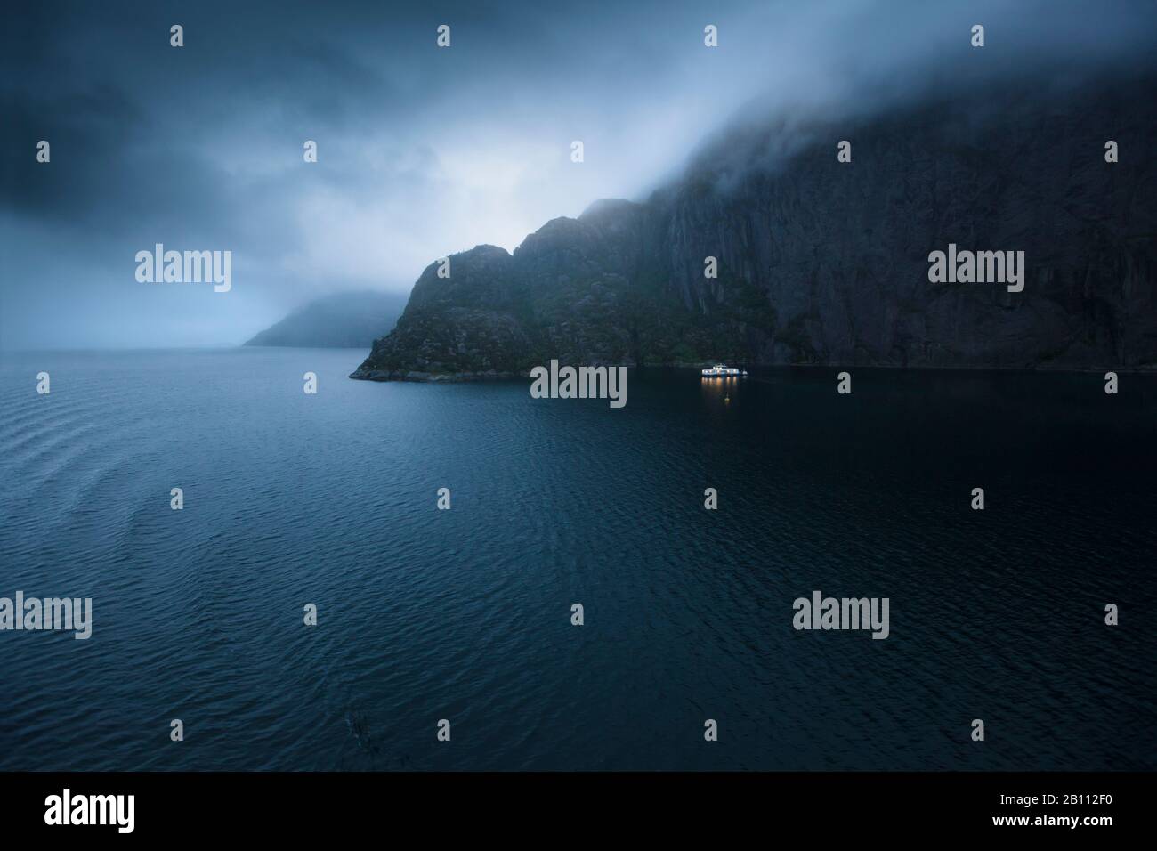 Mystische, nebelige Abendstimmung in einem Fjord, Norwegen Stockfoto