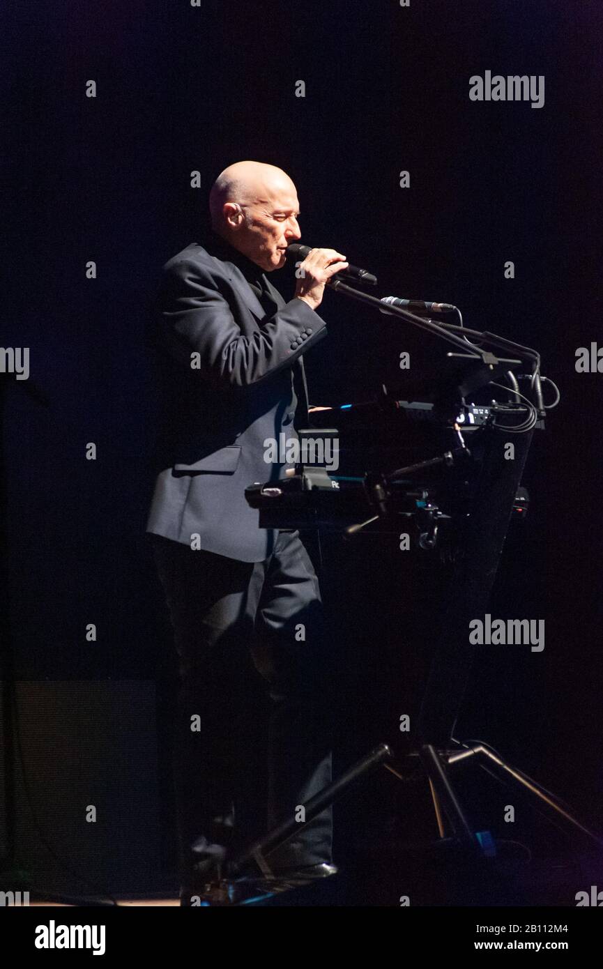 Birmingham, Großbritannien. Februar 2020. MIDGE Ure und Band Electronica treten im Rathaus von Birmingham im Rahmen der Tour "1980" mit Unterstützung von Winzigen Magnetischen Haustieren auf. © Ken Harrison Stockfoto