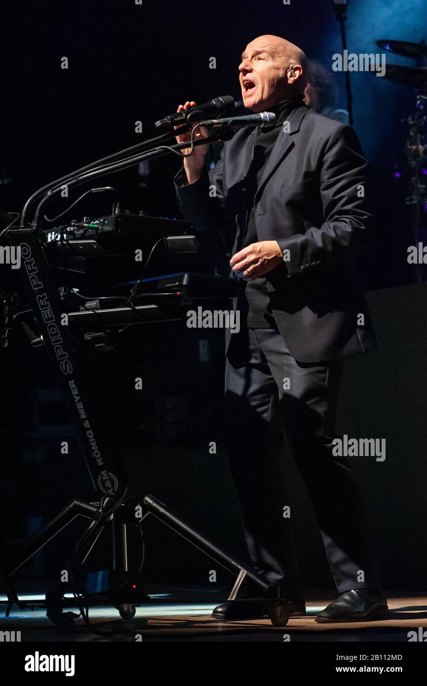 Birmingham, Großbritannien. Februar 2020. MIDGE Ure und Band Electronica treten im Rathaus von Birmingham im Rahmen der Tour "1980" mit Unterstützung von Winzigen Magnetischen Haustieren auf. © Ken Harrison Stockfoto