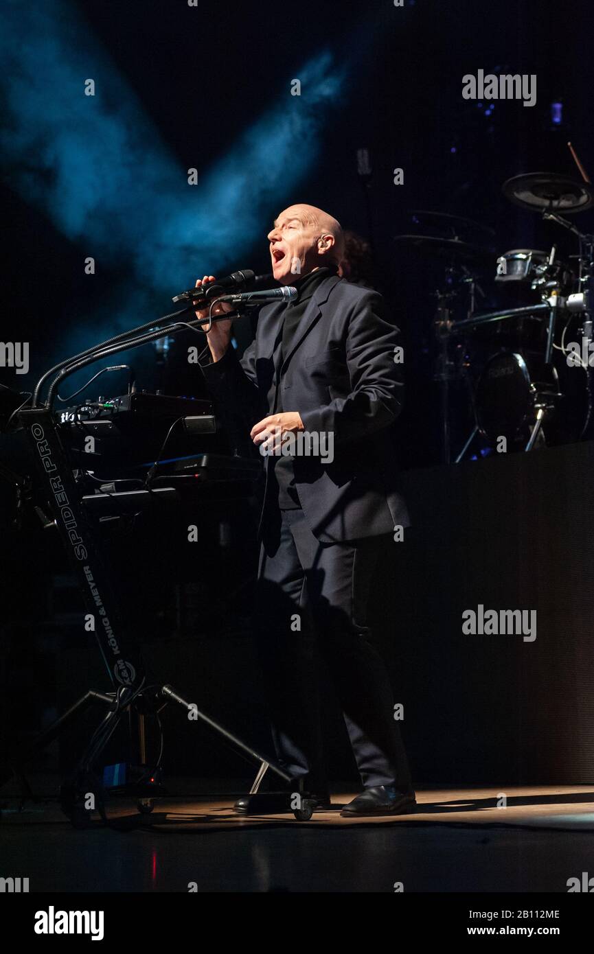 Birmingham, Großbritannien. Februar 2020. MIDGE Ure und Band Electronica treten im Rathaus von Birmingham im Rahmen der Tour "1980" mit Unterstützung von Winzigen Magnetischen Haustieren auf. © Ken Harrison Stockfoto