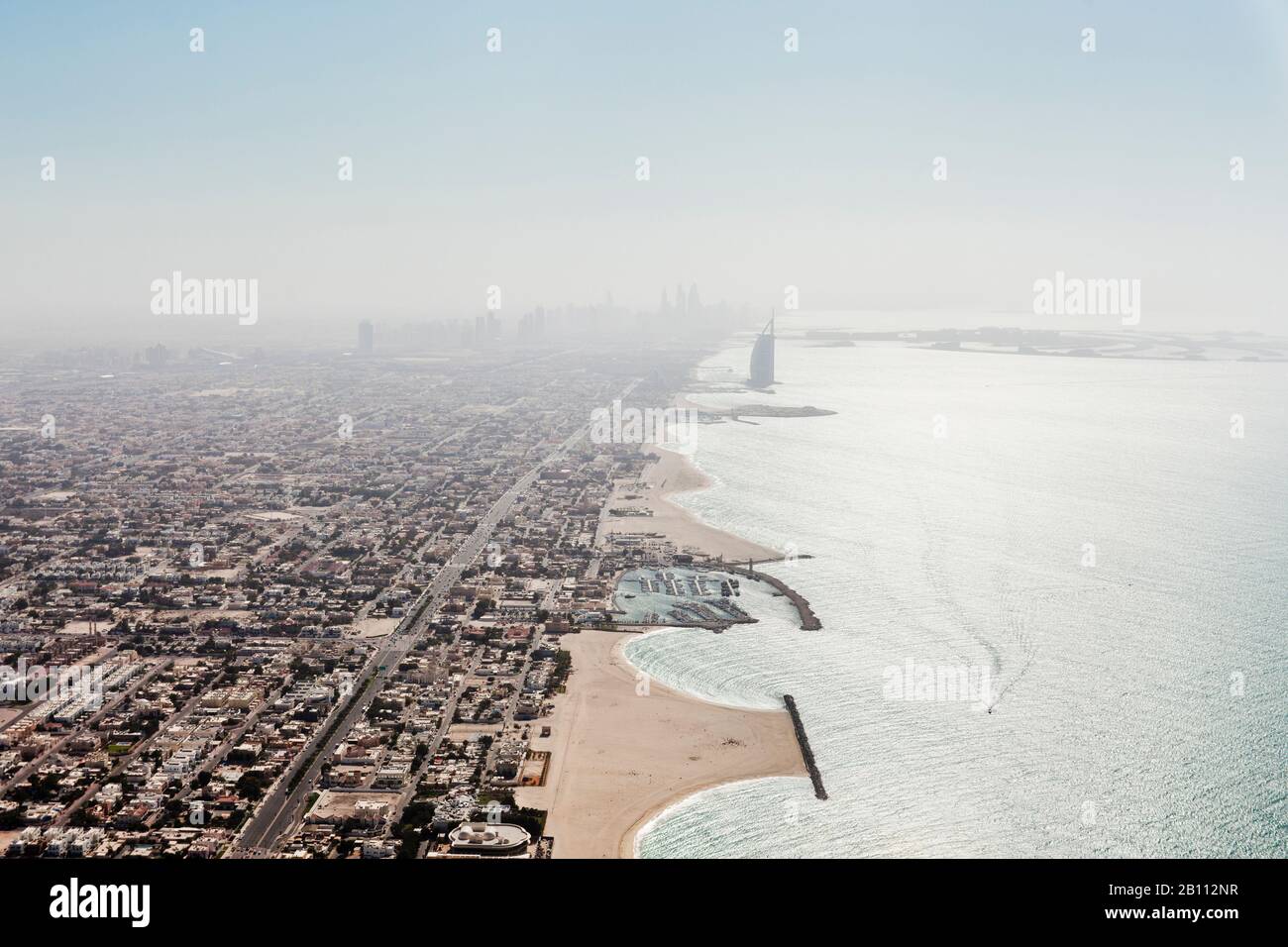 Küste mit Burj Al Arab, Dubai Marina und Palm Island, Dubai, Vereinigte Arabische Emirate Stockfoto
