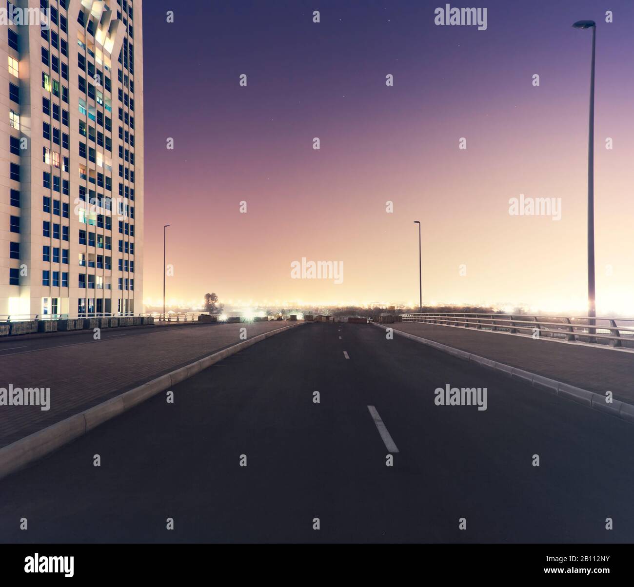 Brücke in Business Bay in der Nacht, Dubai, Vereinigte Arabische Emirate Stockfoto