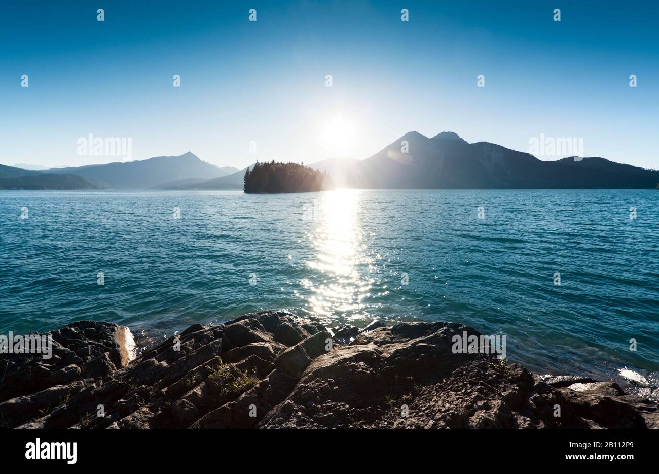 Blick auf den Herzogstand und die Insel Sassau in Walchensee, Kochel am See, Bayern, Deutschland Stockfoto