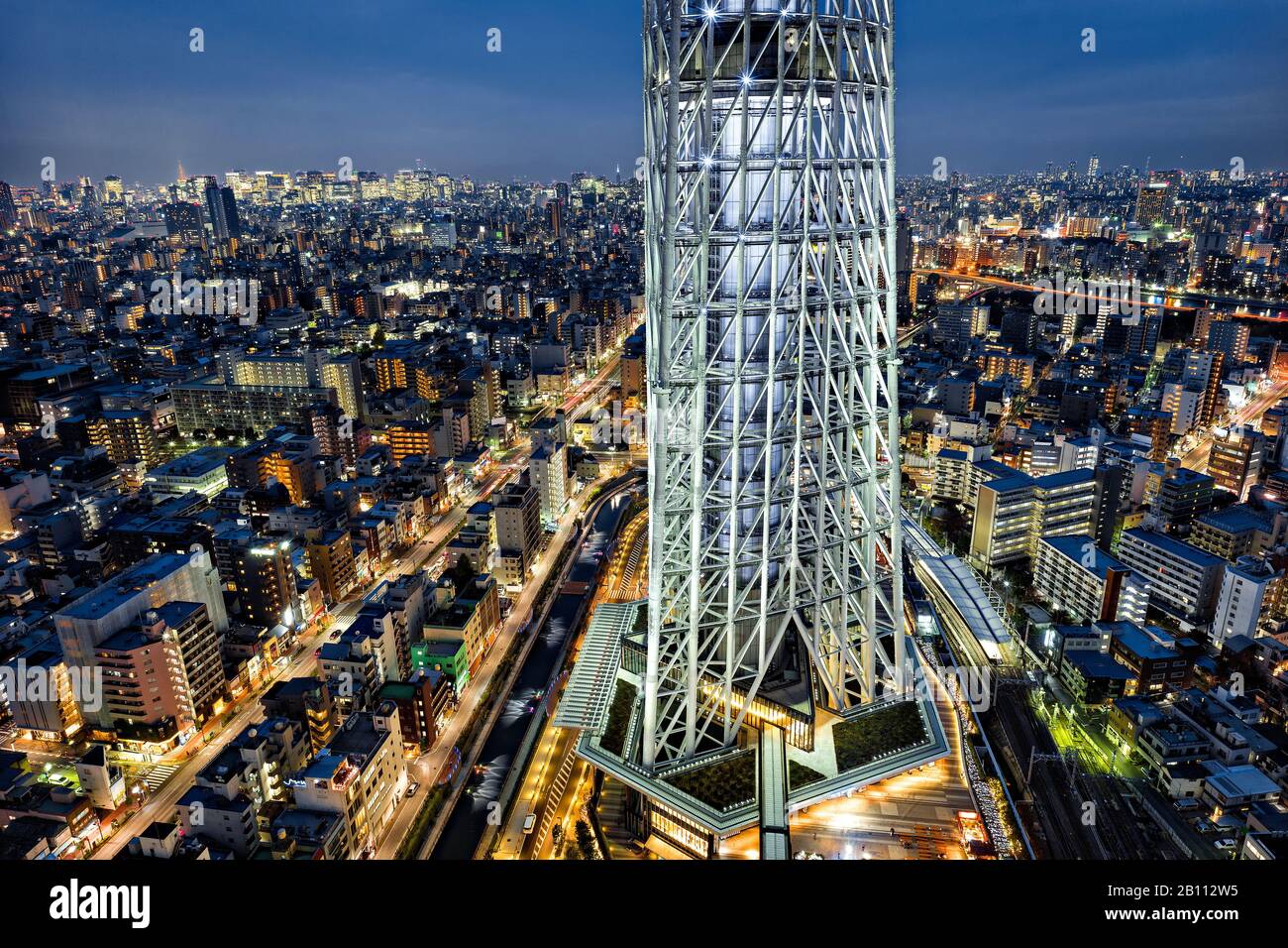 Japan, Honshu-Insel, Kanto, Tokio, der Skytree Tower in der Nacht. Stockfoto