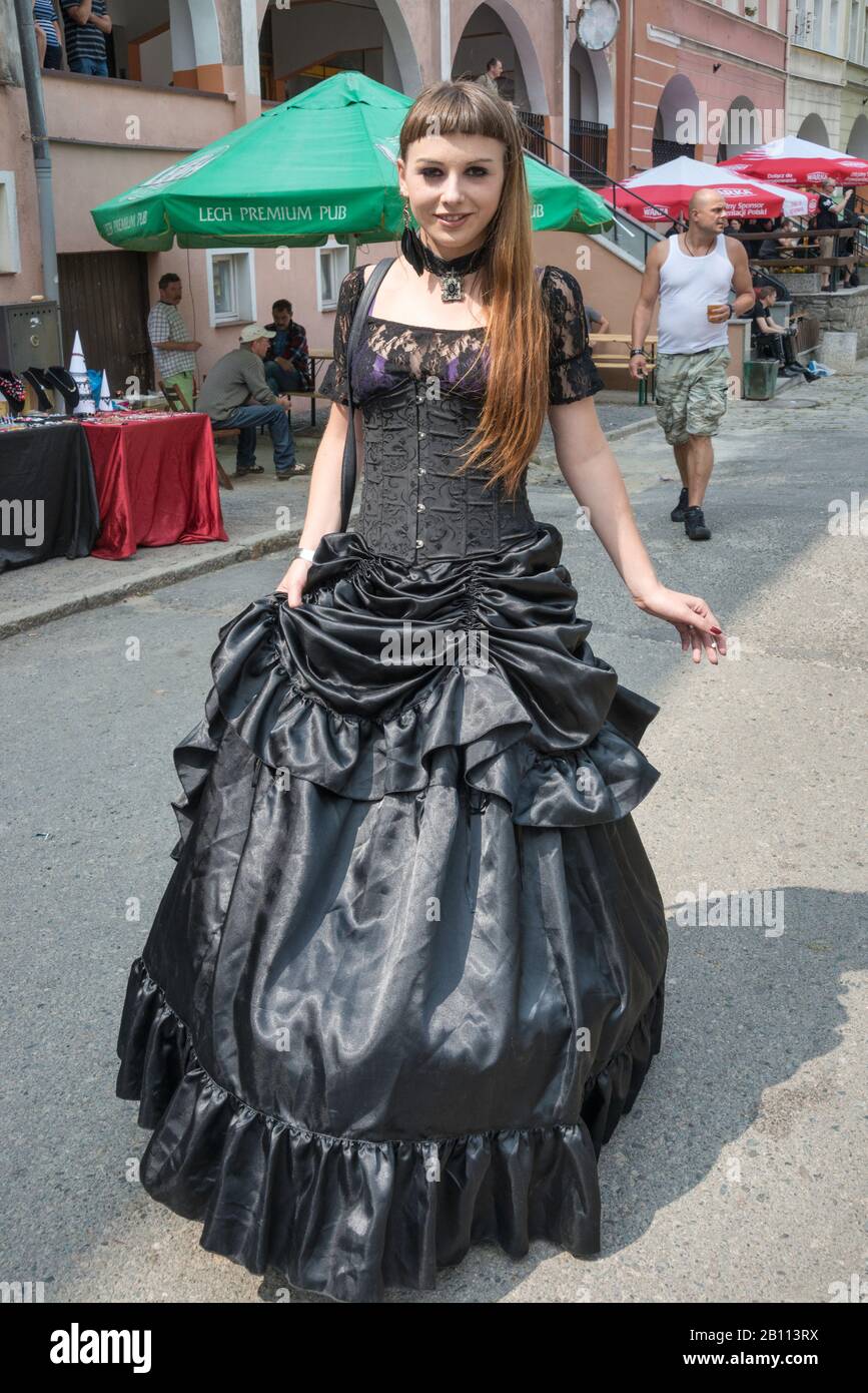 Burgparty Teilnehmer, Gotisches fest, das der Gothunterkultur gewidmet ist, organisiert auf der mittelalterlichen Burg in Bolkow, Niedermösien, Polen Stockfoto