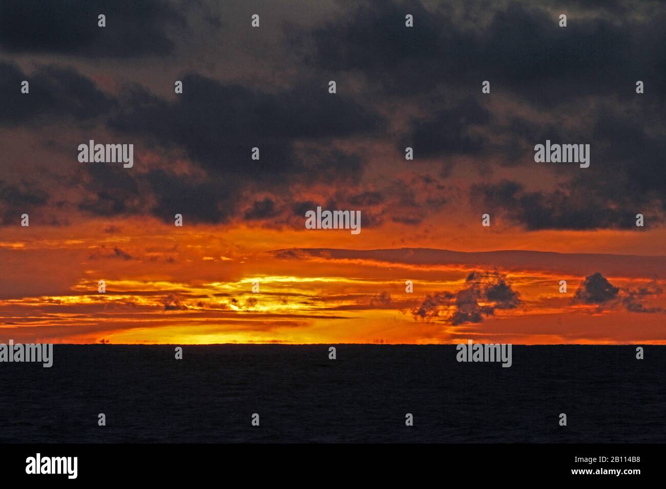 Sonnenuntergang auf dem Pazifischen Ozean in der Nähe der Insel Norfolk, Neuseeland Stockfoto