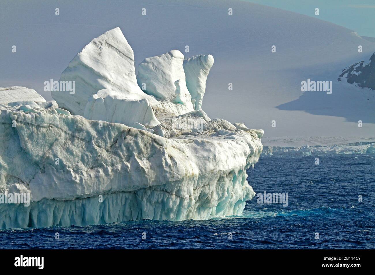 Eisberg und Küstenlandschaft am Weddell-Meer, Antarktis, Weddell-Meer Stockfoto