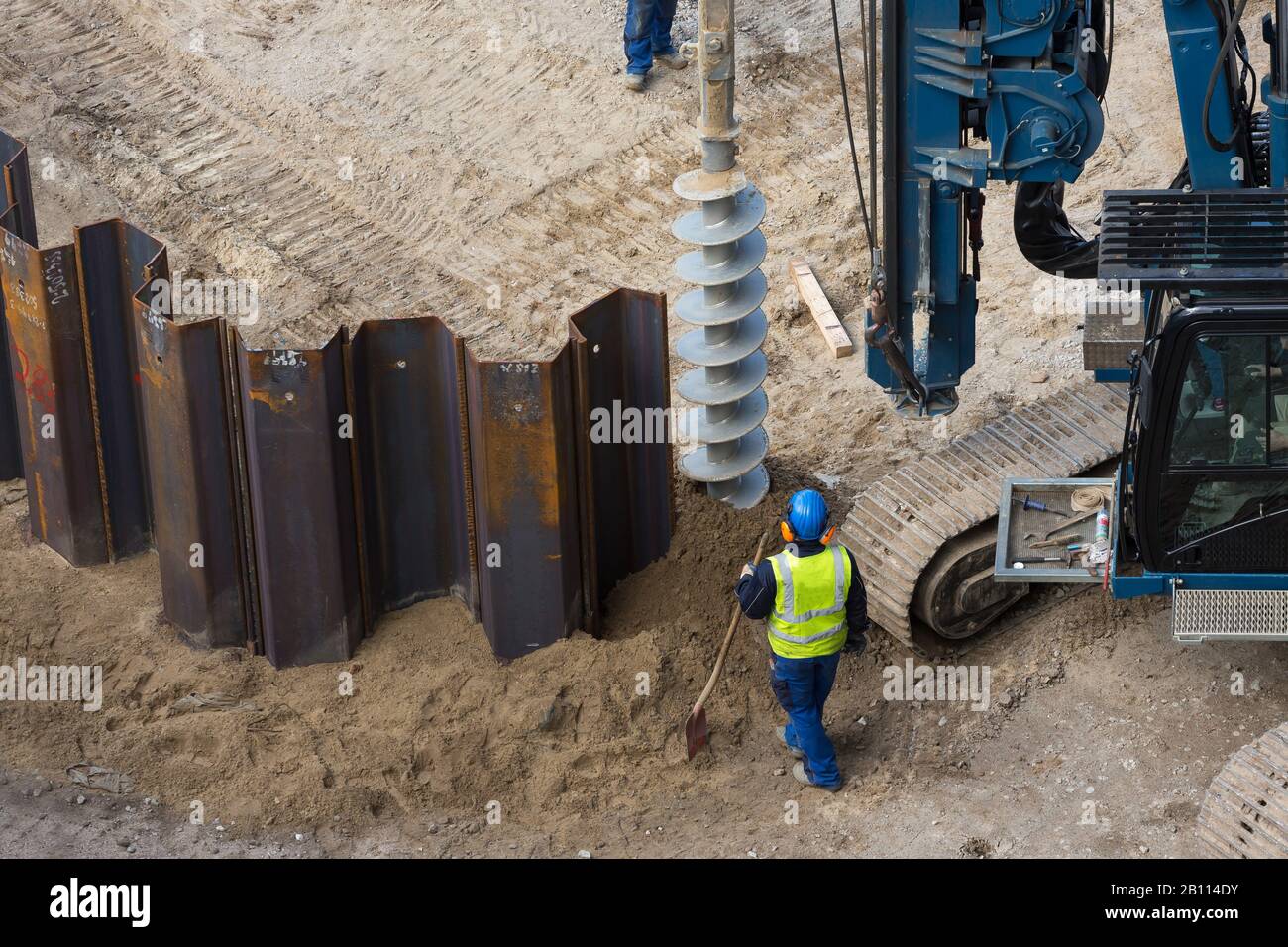 Installation von Blechpilzen auf der Baustelle mit Bohrinsel Stockfoto