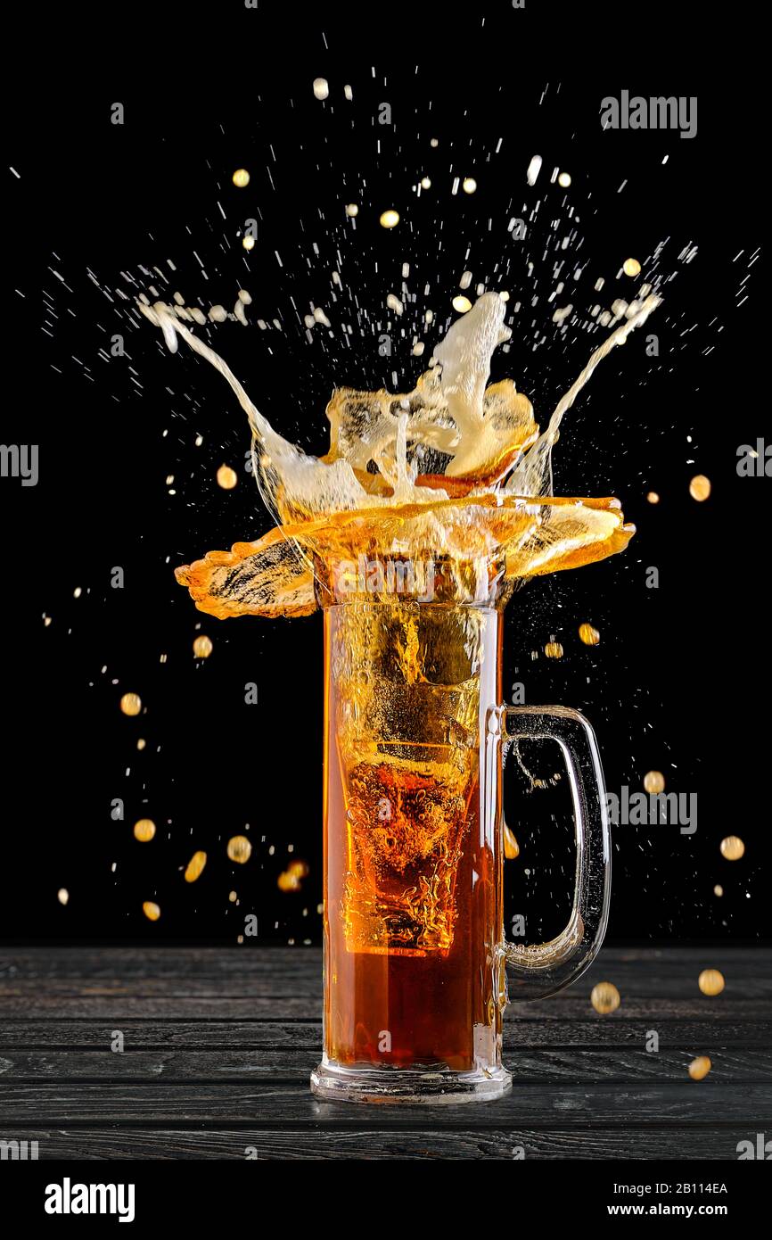 Fallschuss mit Wodka im Glas Bier mit Spritzer und Tropfen Stockfotografie  - Alamy