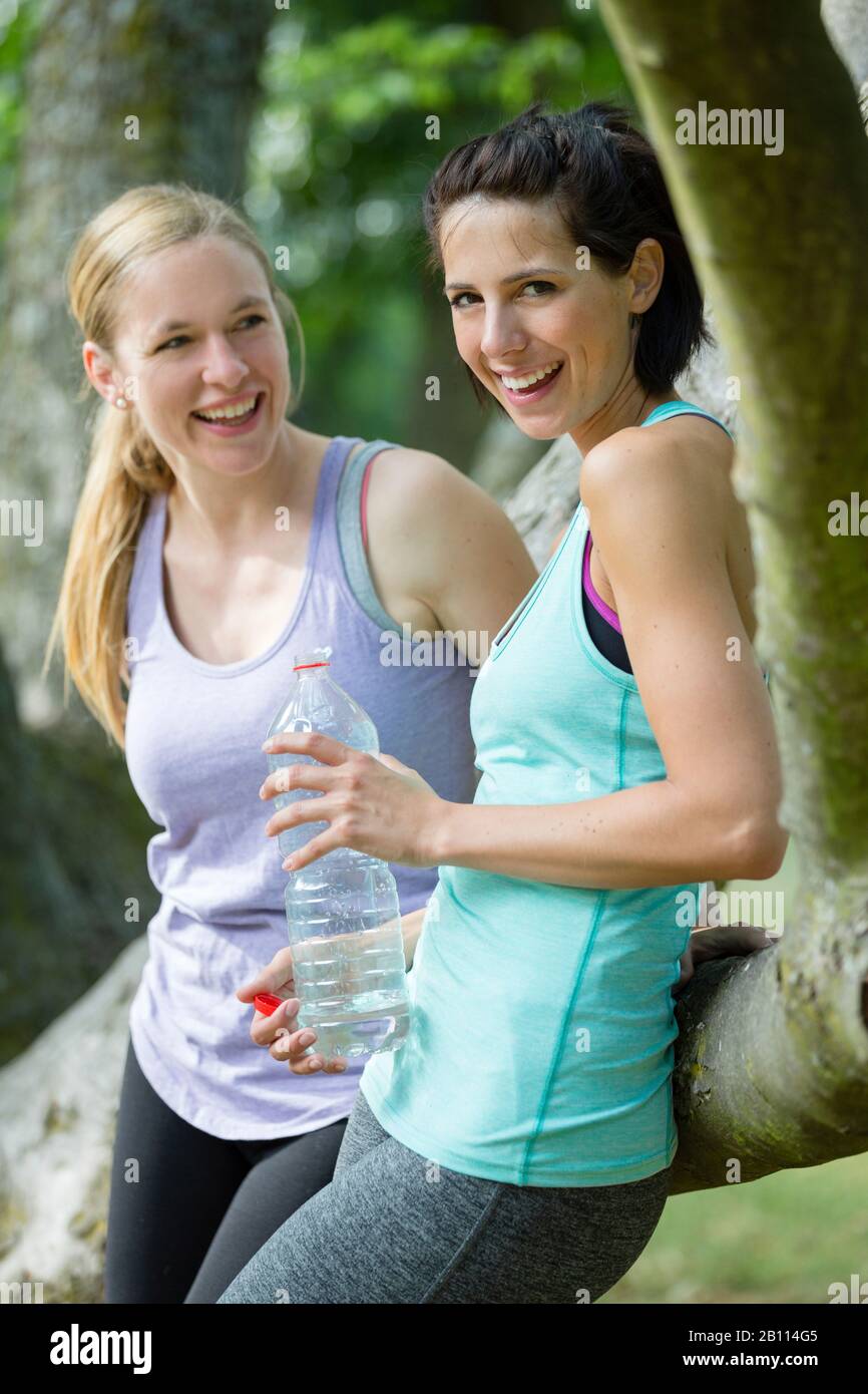 Zwei Frauen in der Sportbekleidung sprechen Stockfoto