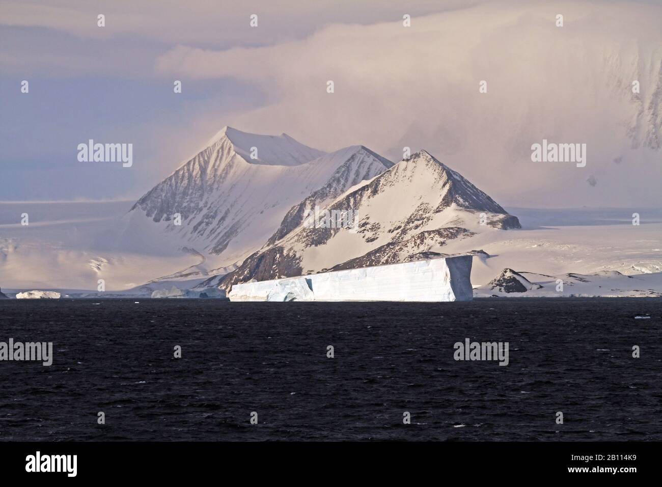 Eisberg und Küstenlandschaft am Weddell-Meer, Antarktis, Weddell-Meer Stockfoto