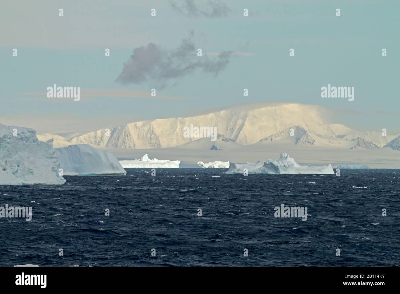 Eisberge und Küstenlandschaft am Weddell-Meer, Antarktis, Weddell-Meer Stockfoto