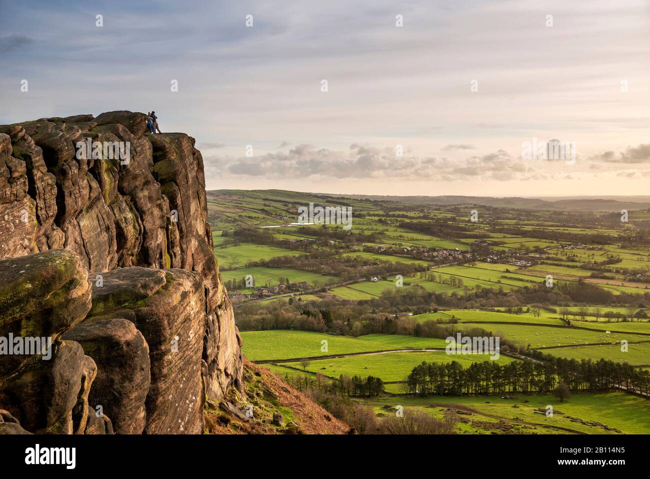 Atemberaubende Winterlandschaft im Peak District mit Blick von der Spitze der Hen Cloud über die Landschaft und zum Tittesworth Reservoir Stockfoto