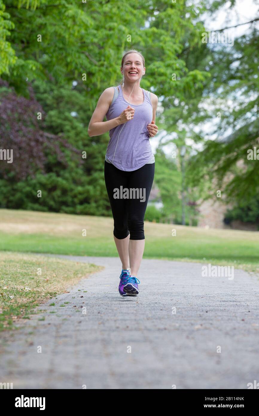 Frau jogg durch den Park Stockfoto