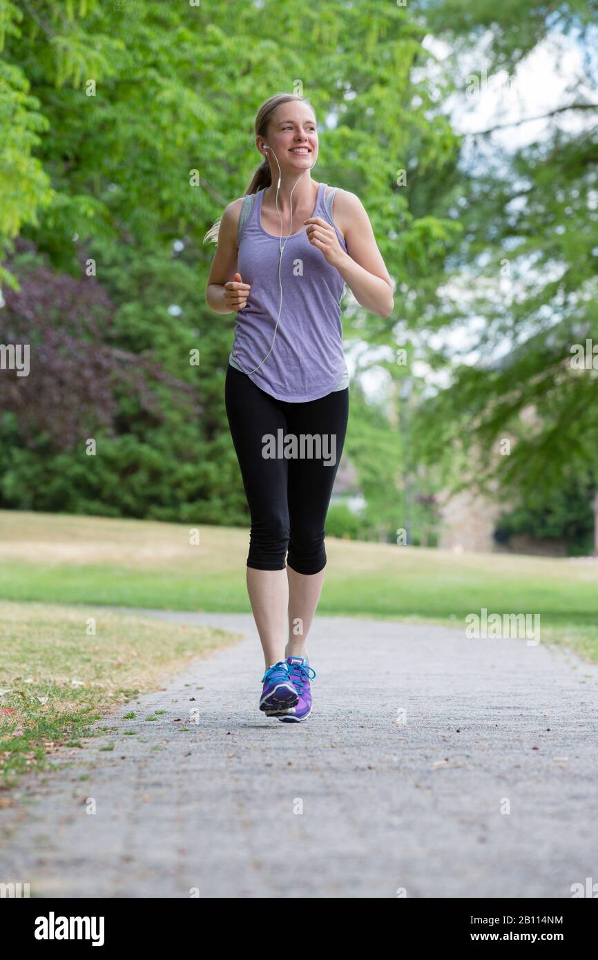 Frau jogg durch den Park Stockfoto