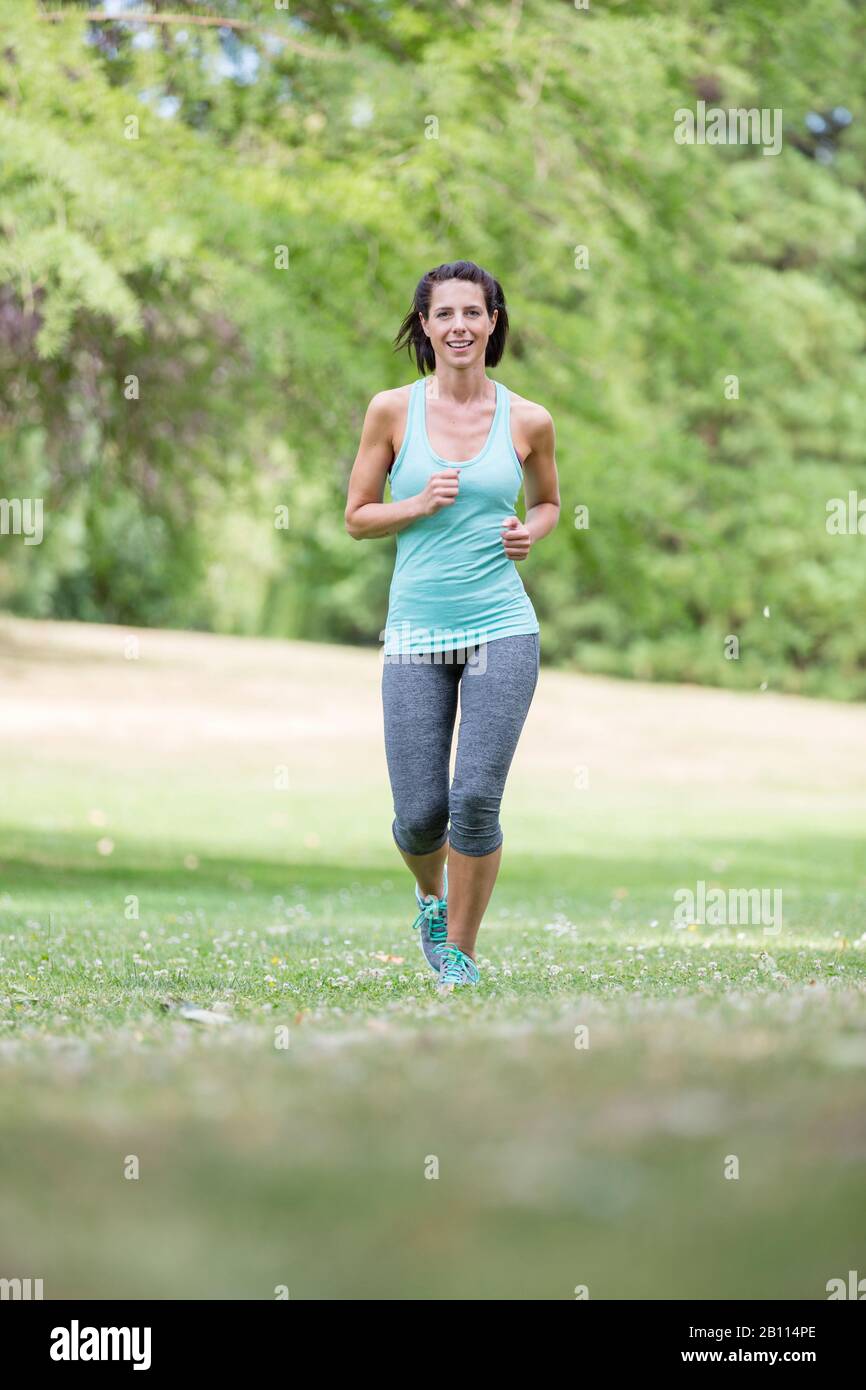 Frau jogg durch den Park Stockfoto