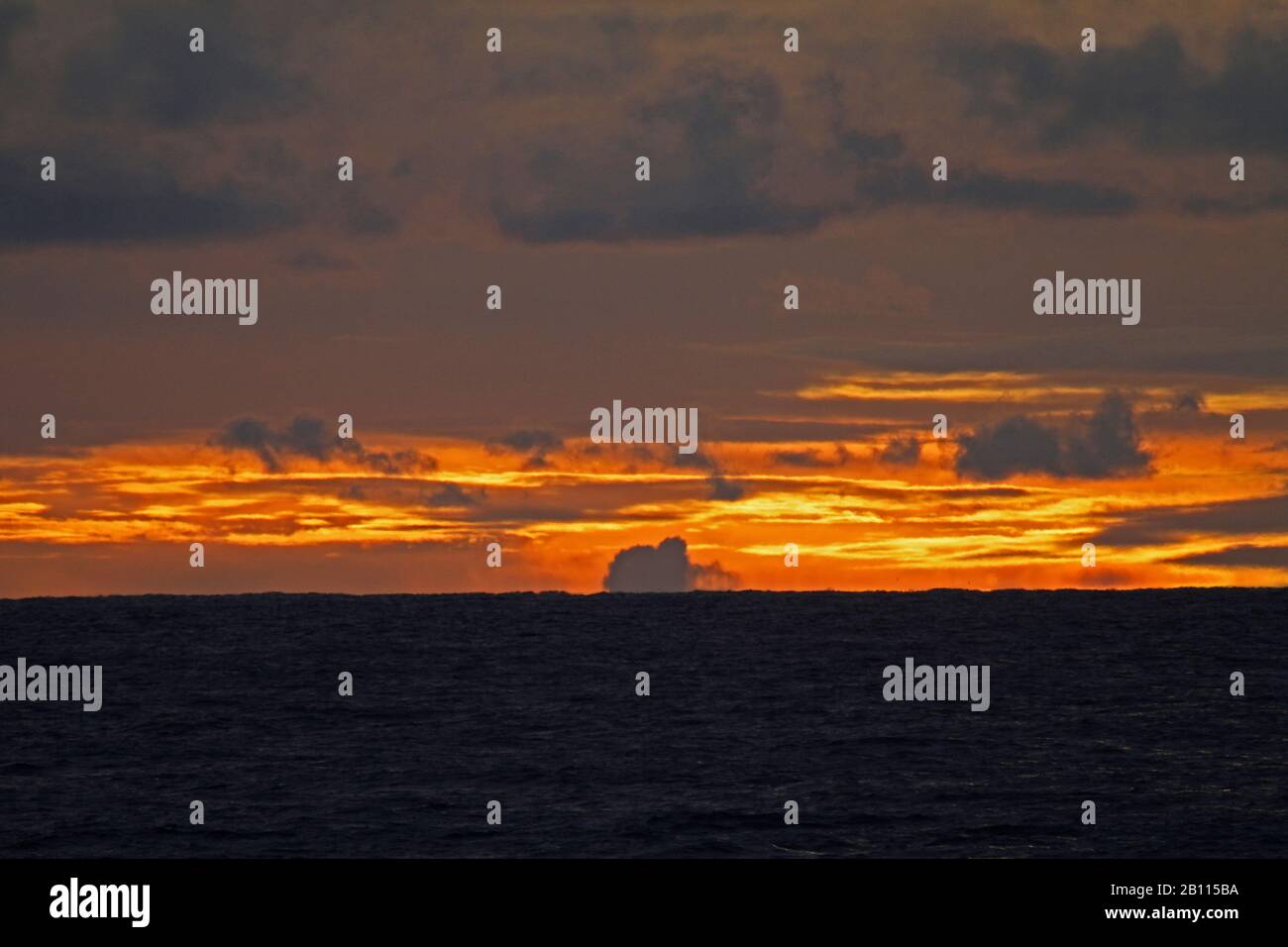 Sonnenuntergang auf dem Pazifischen Ozean in der Nähe der Insel Norfolk, Neuseeland Stockfoto
