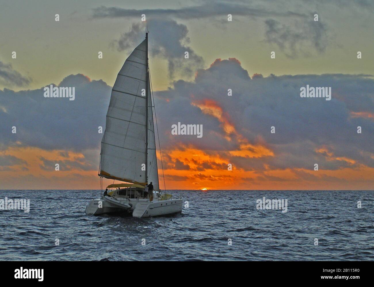 Katamaran bei Sonnenuntergang, Polynesien Stockfoto