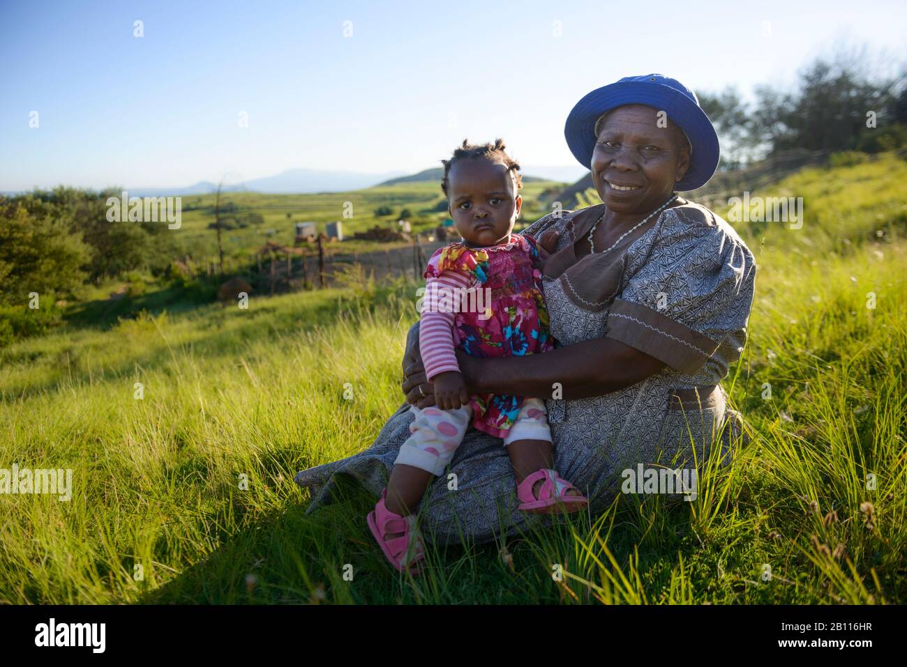 Ältere Frau mit Baby aus dem Stamm der Zulu, Provinz Kwazulu Natal, Südafrika Stockfoto