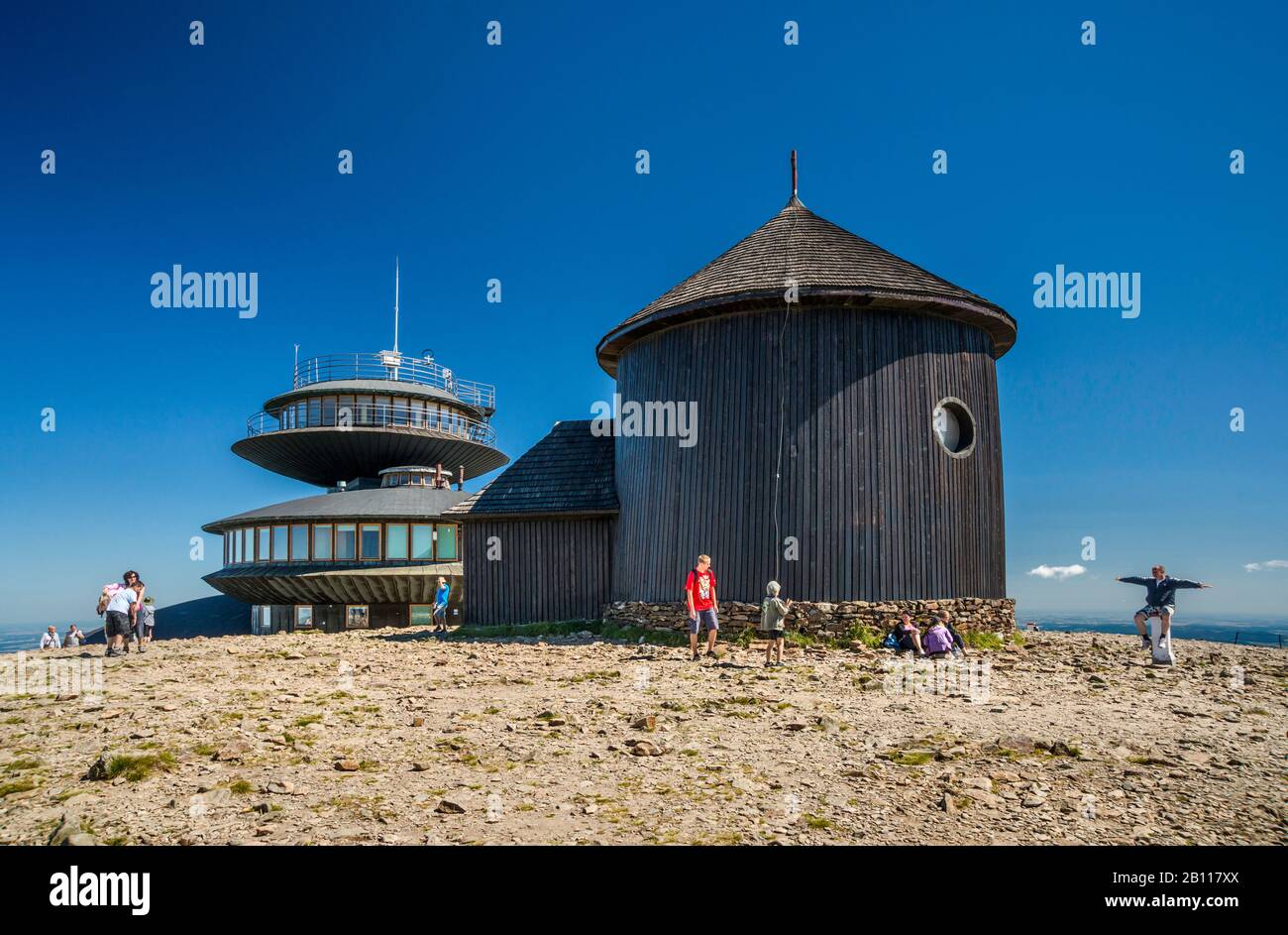 Kapelle, Meteo-Observatorium und Restaurant an der Grenze zu Polen, auf Sniezka (Snezka), Karkonosze (Krkonose), in den Sudetes-Bergen, Polen Stockfoto