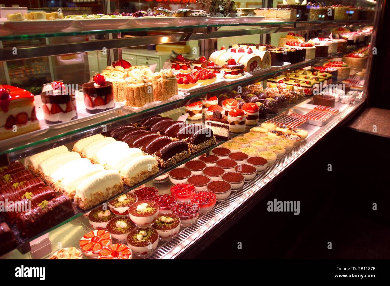 Konditorei Schaufenster mit Kuchen Stockfoto