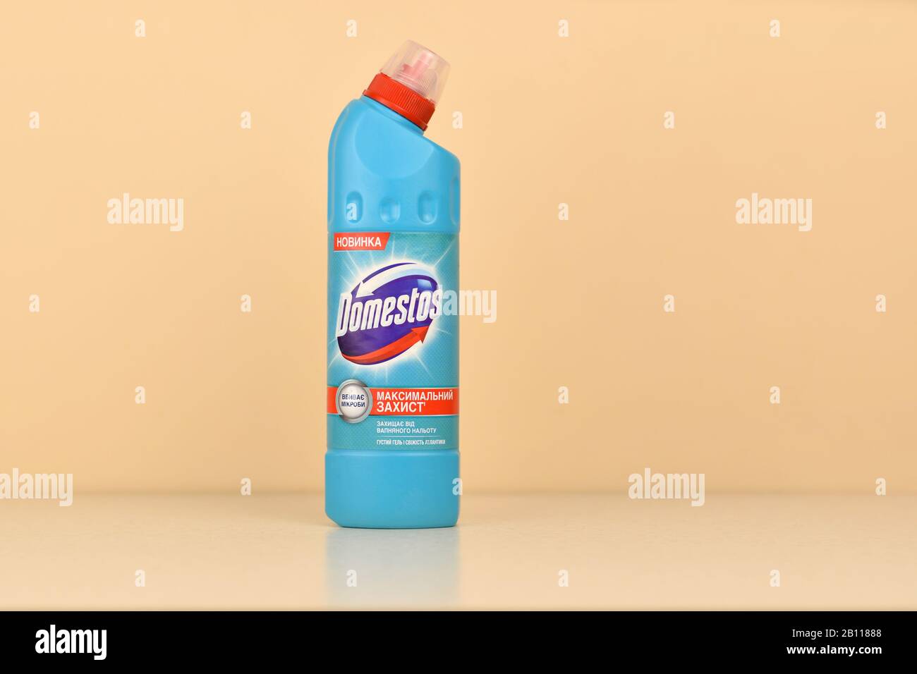 NY, USA - 15. DEZEMBER 2019: Domestos Blue Bottle. Domestos ist ein Haushaltsreinigungsbereich mit Bleichmittel, das von Unilever hergestellt wird Stockfoto