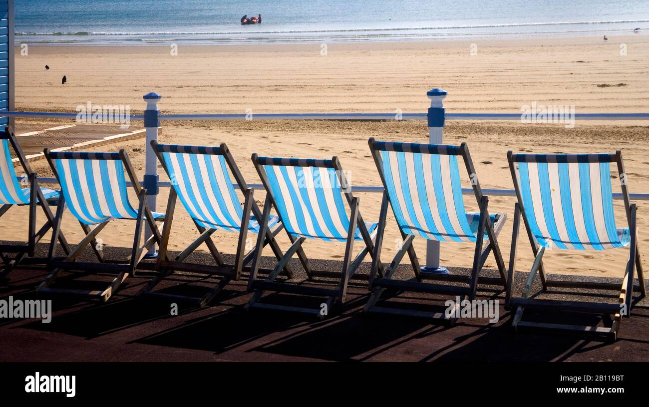 Weymouth-Promenade mit Liegestühlen und Strand an der dorset Küste Stockfoto