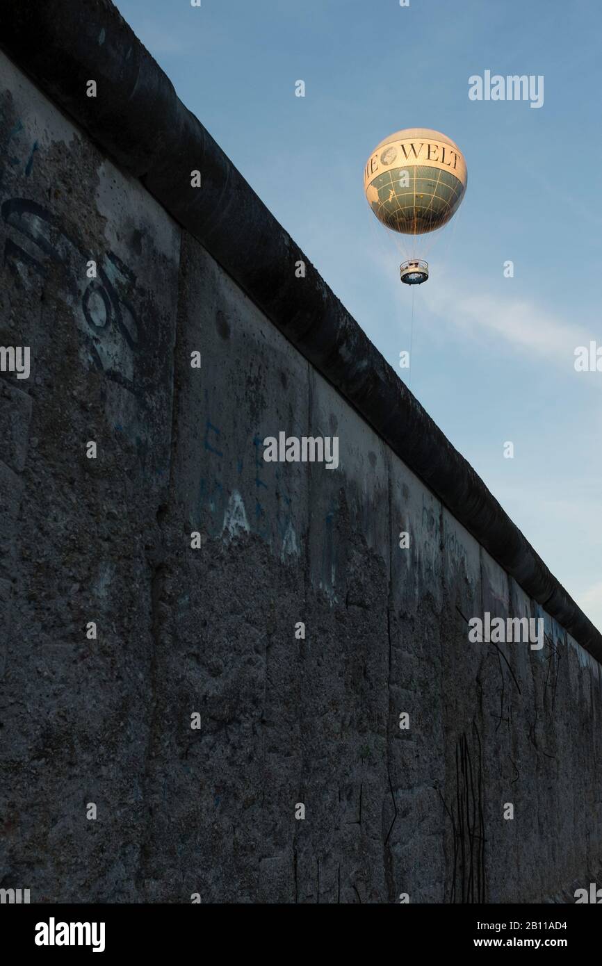 HiFlyer Ballon hinter Berliner Mauer, Mitte Kreuzberg, Berlin, Deutschland Stockfoto