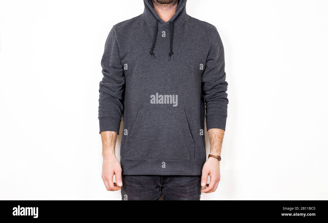 Leeres Sweatshirt Mockup, männliches Modell, isolierter Hintergrund, Kapuzendesign aus Baumwollstoff Stockfoto