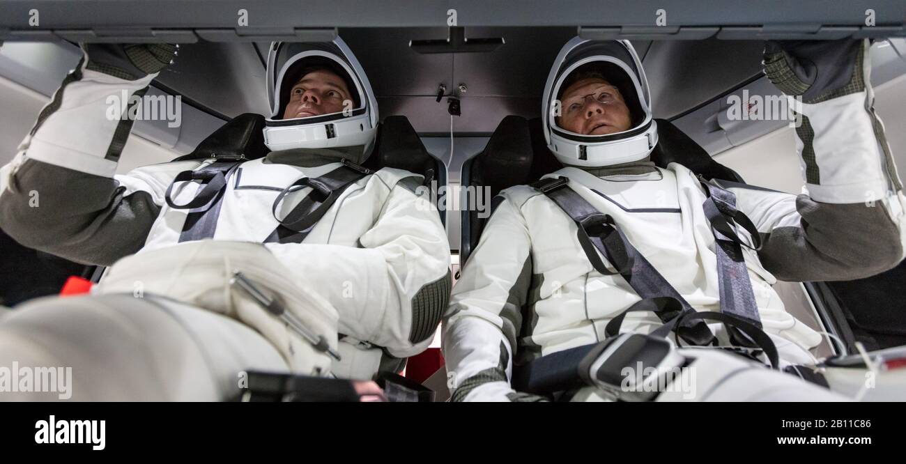 Kennedy SPACE CENTER, USA - 30. August 2018 - die NASA-Astronauten Doug Hurley und Bob Behnken machen sich mit SpaceX's Crew Dragon, dem Raumschiff, vertraut Stockfoto