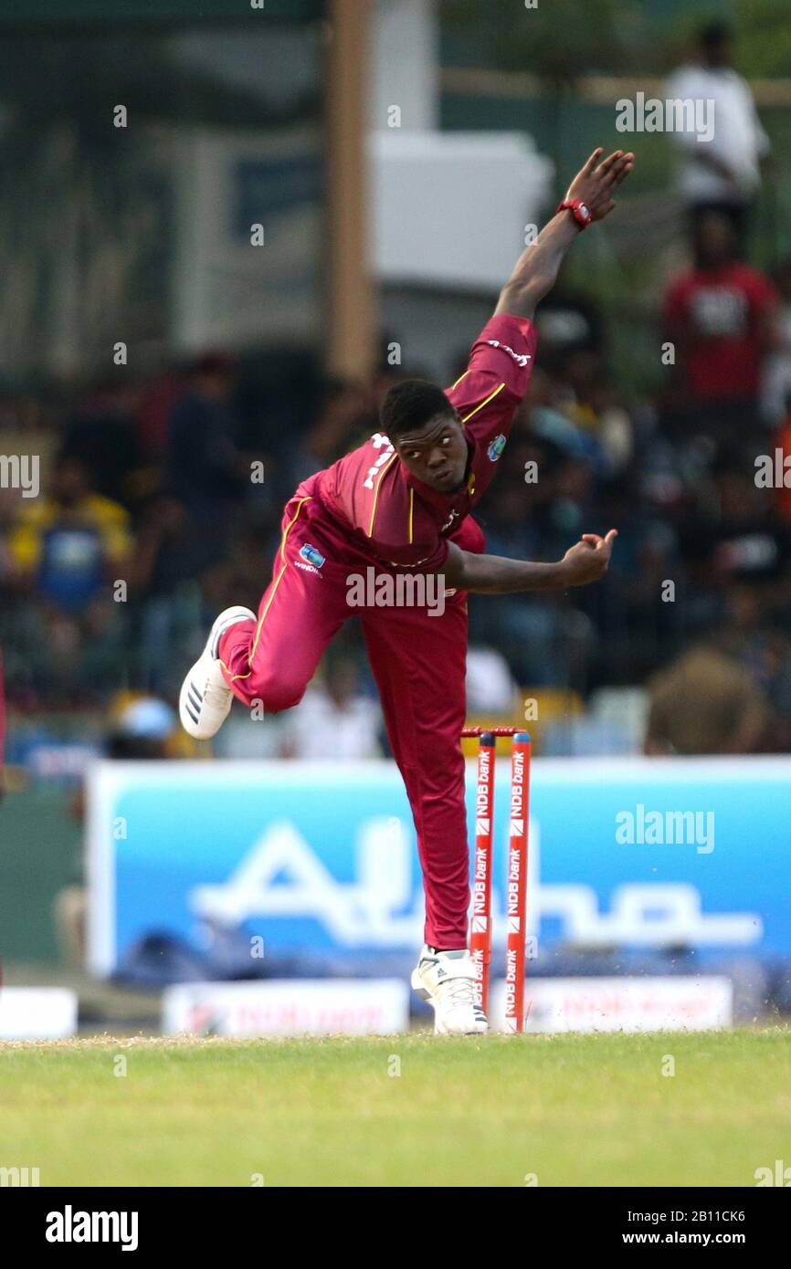 Colombo, Sri Lanka. Februar 2020. Februar 2020, Dem Singhalese Sports Club Cricket Ground, Colombo, Sri Lanka; One-Day International Cricket, Sri Lanka versus West Indies; Alzarri Joseph Bowls Credit: Action Plus Sports Images/Alamy Live News Stockfoto