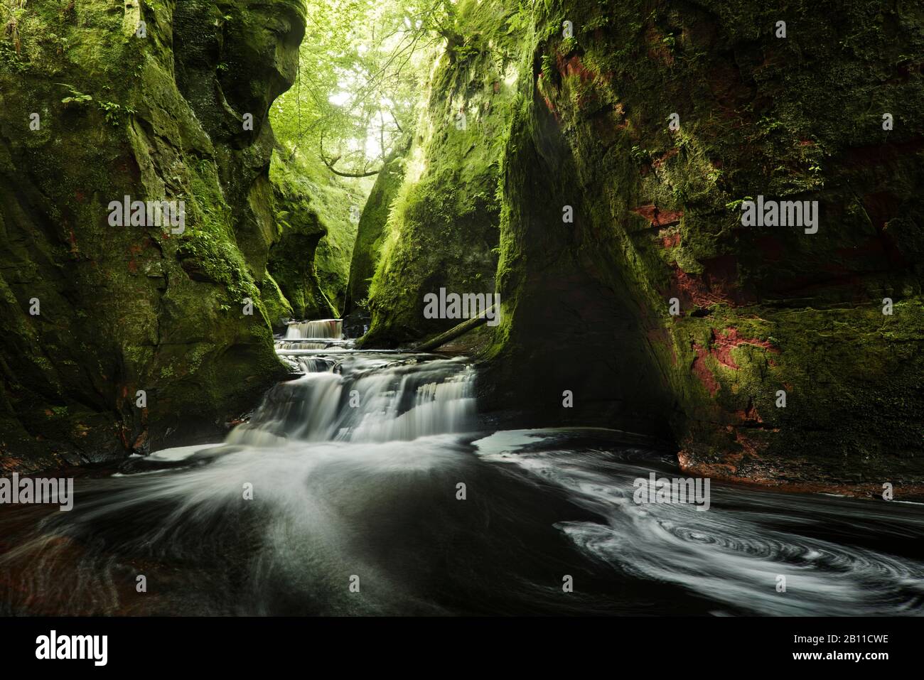 Schlucht mit kleinem Wasserfall, Schottland, England, Großbritannien, Europa Stockfoto