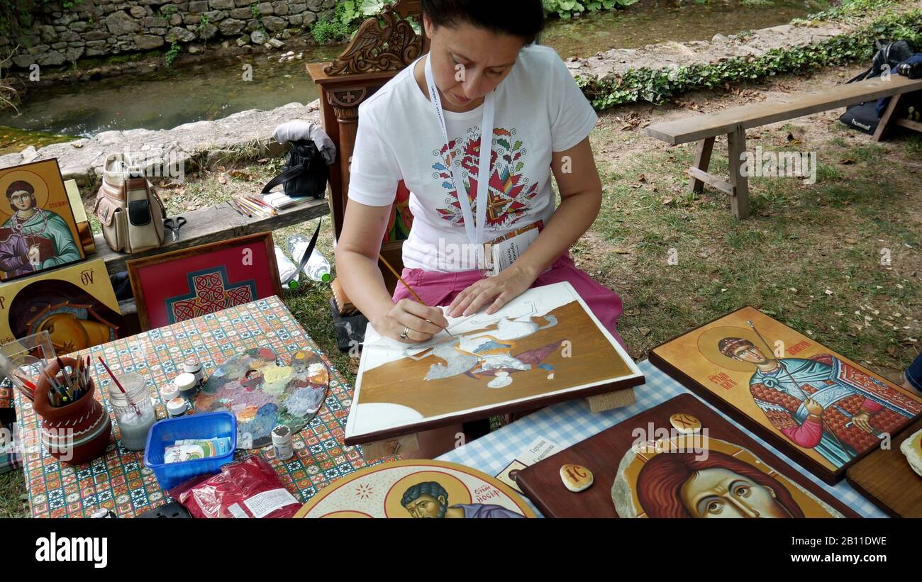 Ethnographisches Freilichtmuseum "Etar" - Gabrovo, Bulgarien. 06. September 2019 - XVII Internationale Messe für Traditionelles Handwerk. Der Künstler zeichnet Symbole. S Stockfoto
