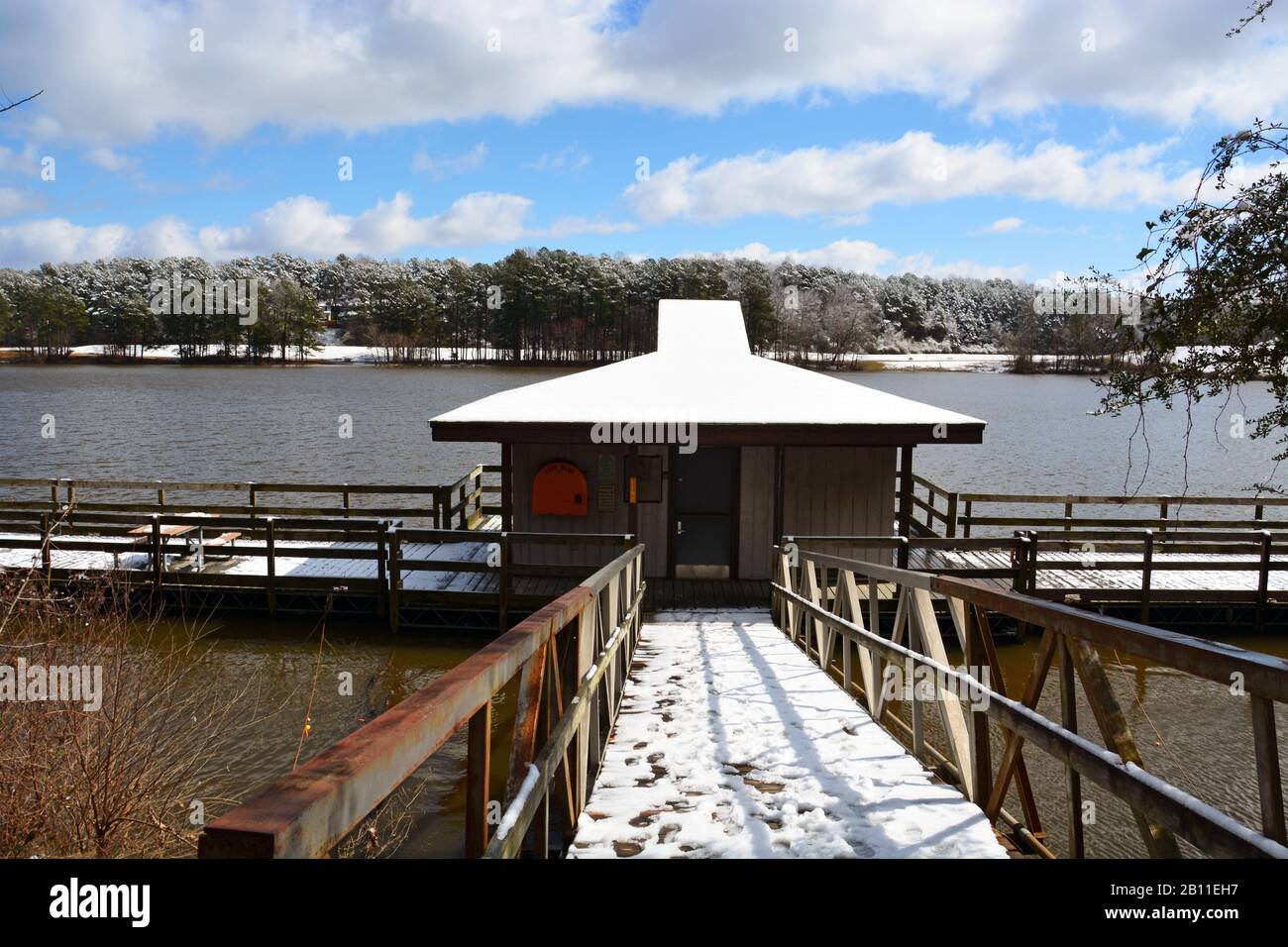 Ein frischer Schneefall beschichtet das Angeldock im Shelley Lake Park in Raleigh North Carolina. Stockfoto