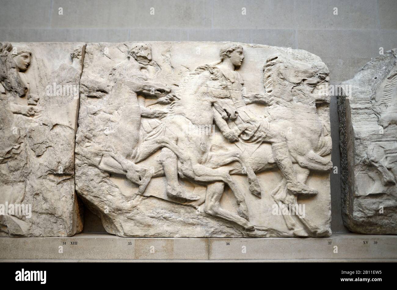 London, England, Großbritannien. British Museum, Bloomsbury. Die Parthenon Gallery - Unterkunft der Elgin Marbles. Parthenon Frieze - Reiter aus dem Südfries Stockfoto